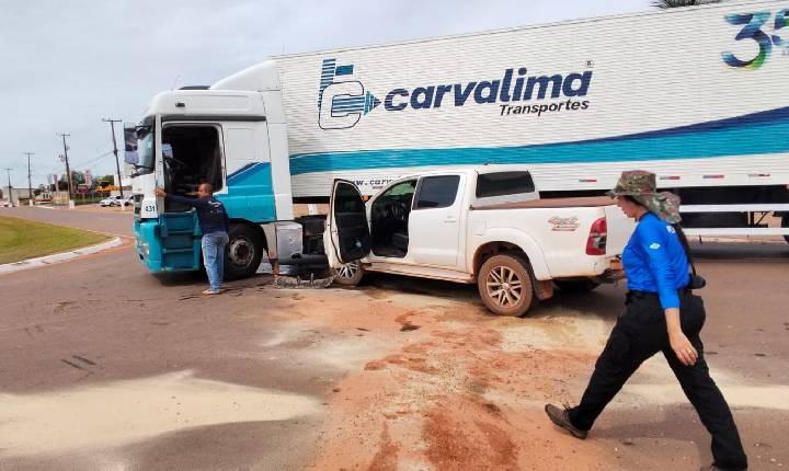 ACIDENTE ENTRE CAMINHÃO E HILUX É REGISTRADO NA AVENIDA JK EM JUÍNA