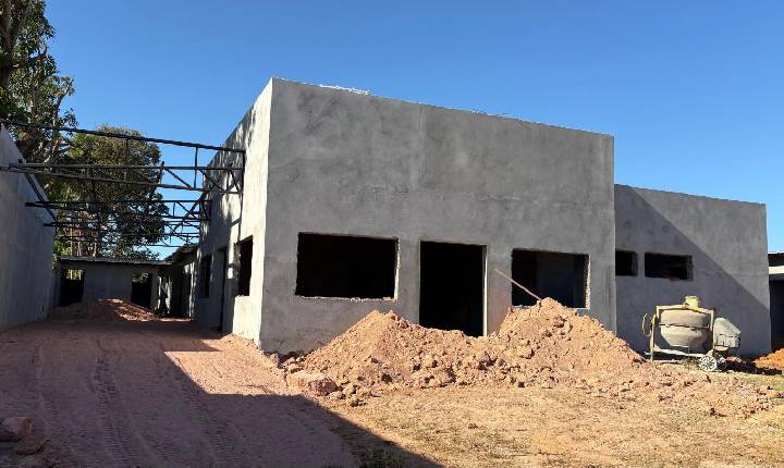 Construção do Centro de Hemodiálise de Juína alcança 40% de execução