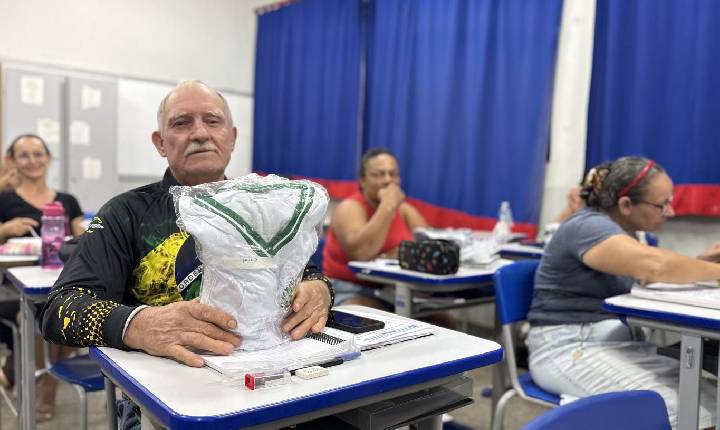 Juína avança na educação com entrega de uniformes aos alunos da EJA