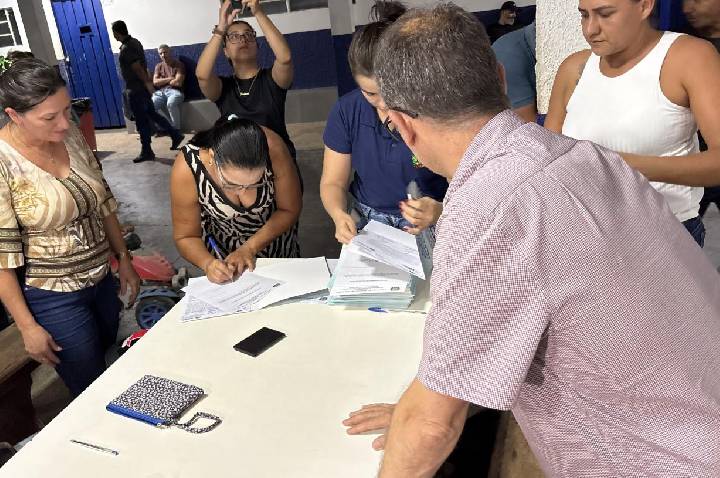 Juína avança na regularização fundiária entrega títulos a moradores do Setor Boa Esperança