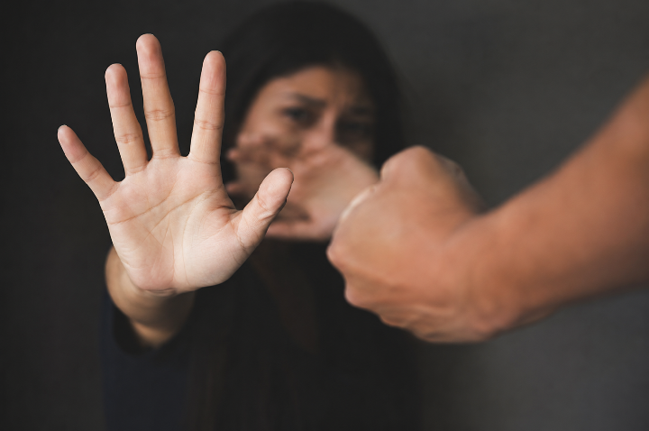 Mato Grosso registra mais de 130 denúncias de violência contra a mulher por dia em 2026