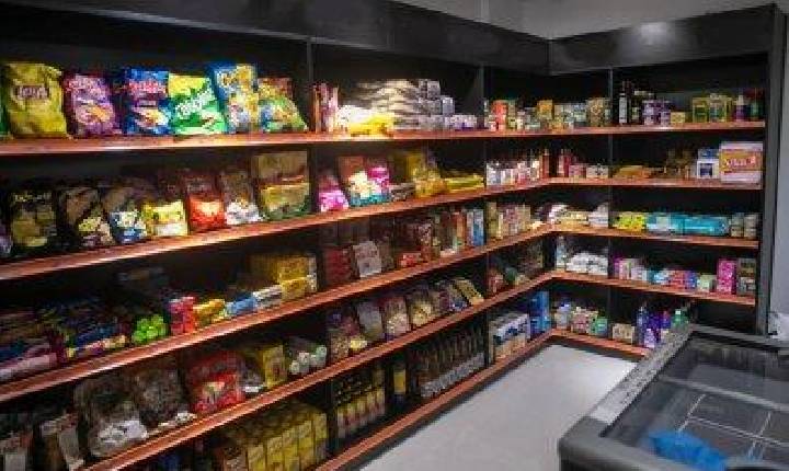 Moradora é presa após ser flagrada furtando objeto de mercadinho de condomínio