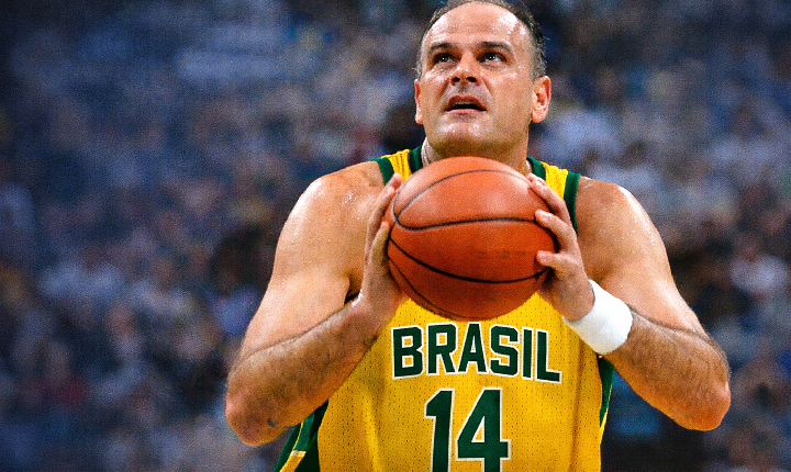 OSCAR SCHMIDT É LEVADO AO HOSPITAL APÓS PASSAR MAL EM SP