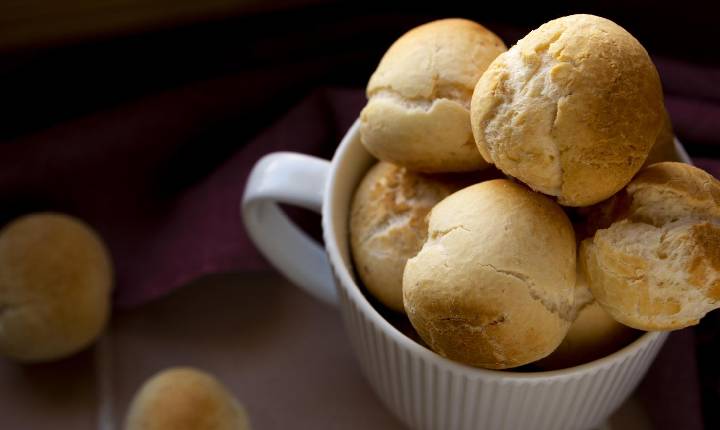 Pão de queijo de liquidificador é opção prática para um café da manhã saboroso