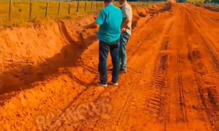 🚜 PREFEITURA DE JUÍNA AVANÇA NA RECUPERAÇÃO DE ESTRADAS RURAIS.