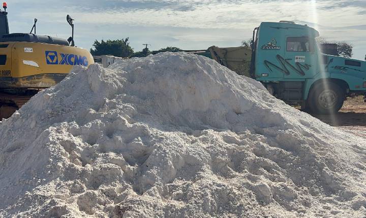 Prefeitura de Juína inicia distribuição de calcário para pequenos produtores rurais