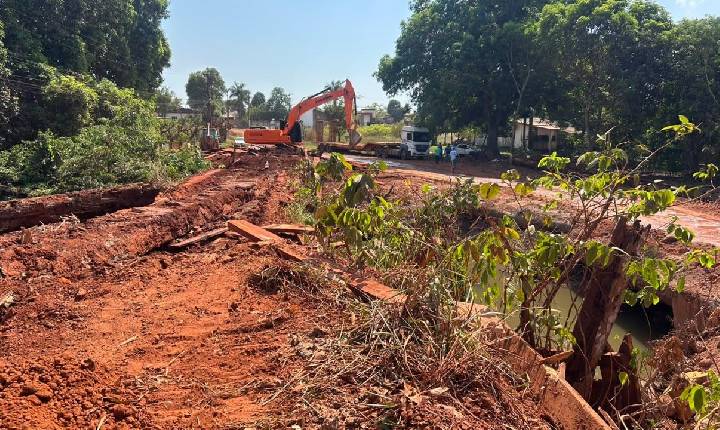 Prefeitura inicia retirada de ponte antiga para construção de nova estrutura de concreto sobre o Rio Perdido