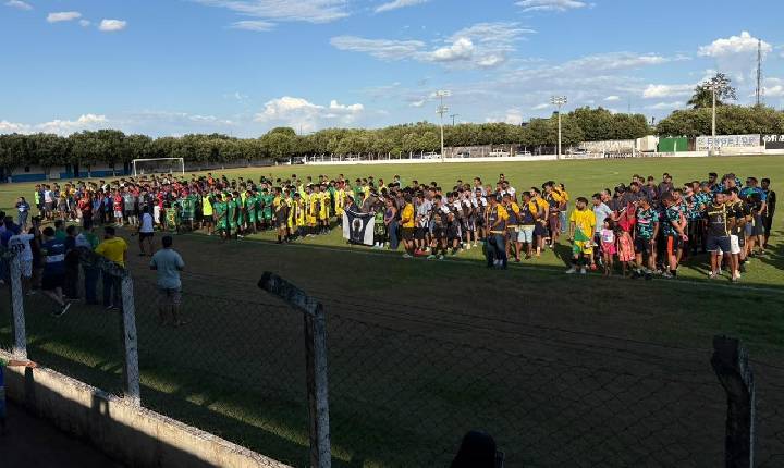 Taça Juína de Futebol de Campo começa com participação das equipes e apoio da torcida