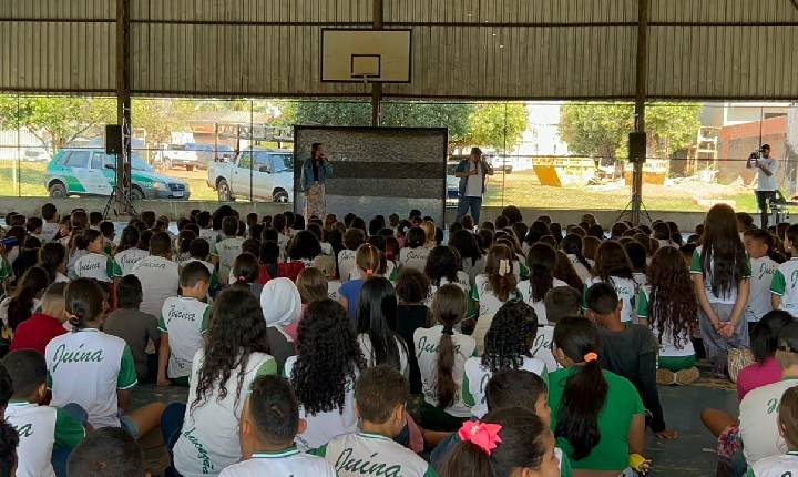 Teatro leva conscientização sobre prevenção à violência doméstica para estudantes de Juína