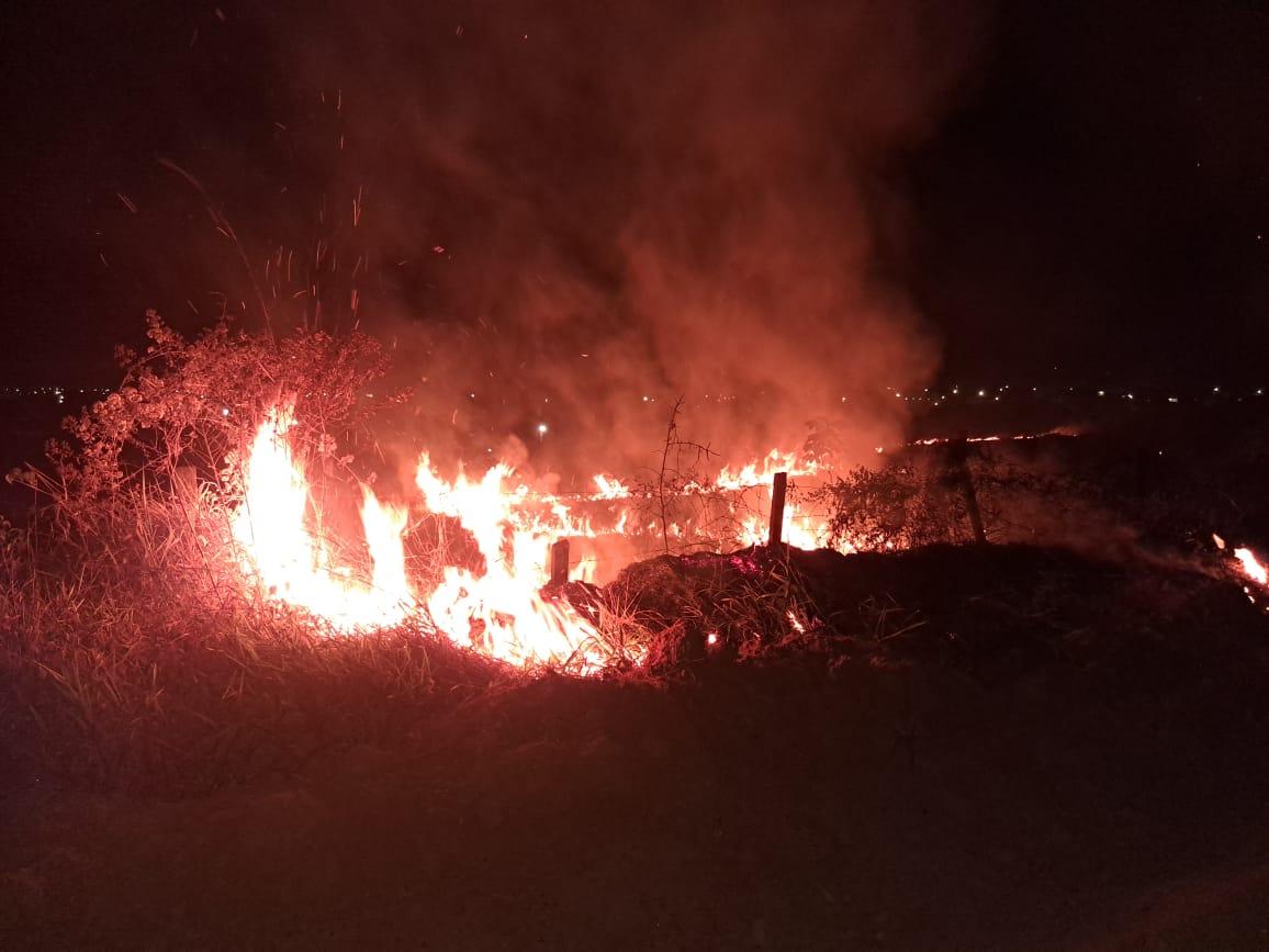 📢 Incêndio de grandes proporções assusta moradores e mobiliza 14ª CIBM em Juína