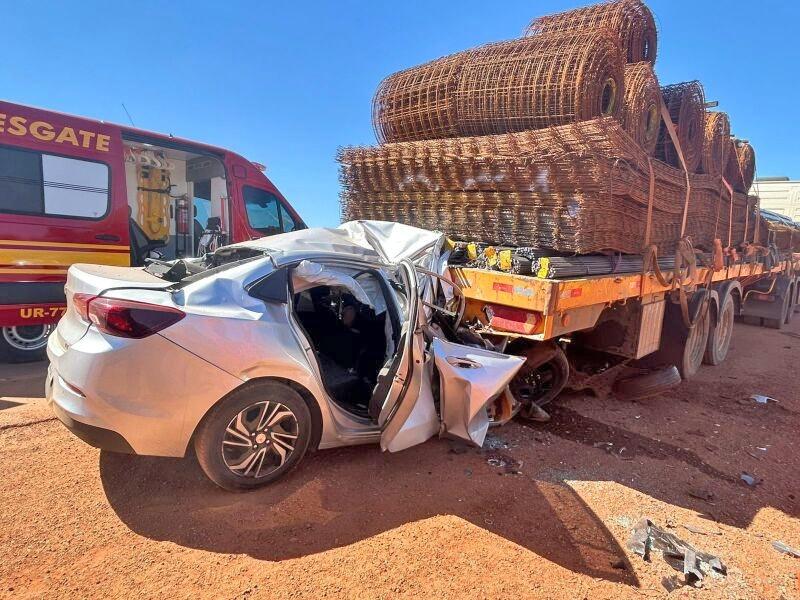 Motorista morre esmagado nas ferragens ao colidir violentamente contra carreta estacionada em Vera MT