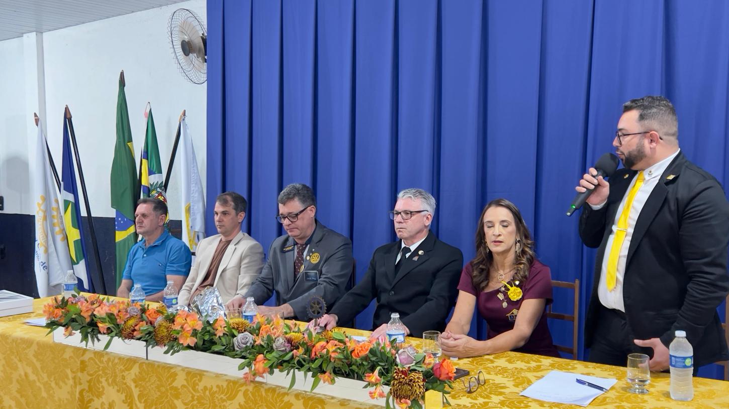 Presidente do Lions Clube de Juína, Cleony Carreiro, prestigia posse da nova diretoria do Rotary Club de Juína