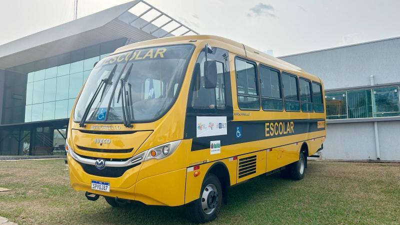 JUÍNA RECEBE NOVO ÔNIBUS ESCOLAR PARA REFORÇAR TRANSPORTE DE ALUNOS