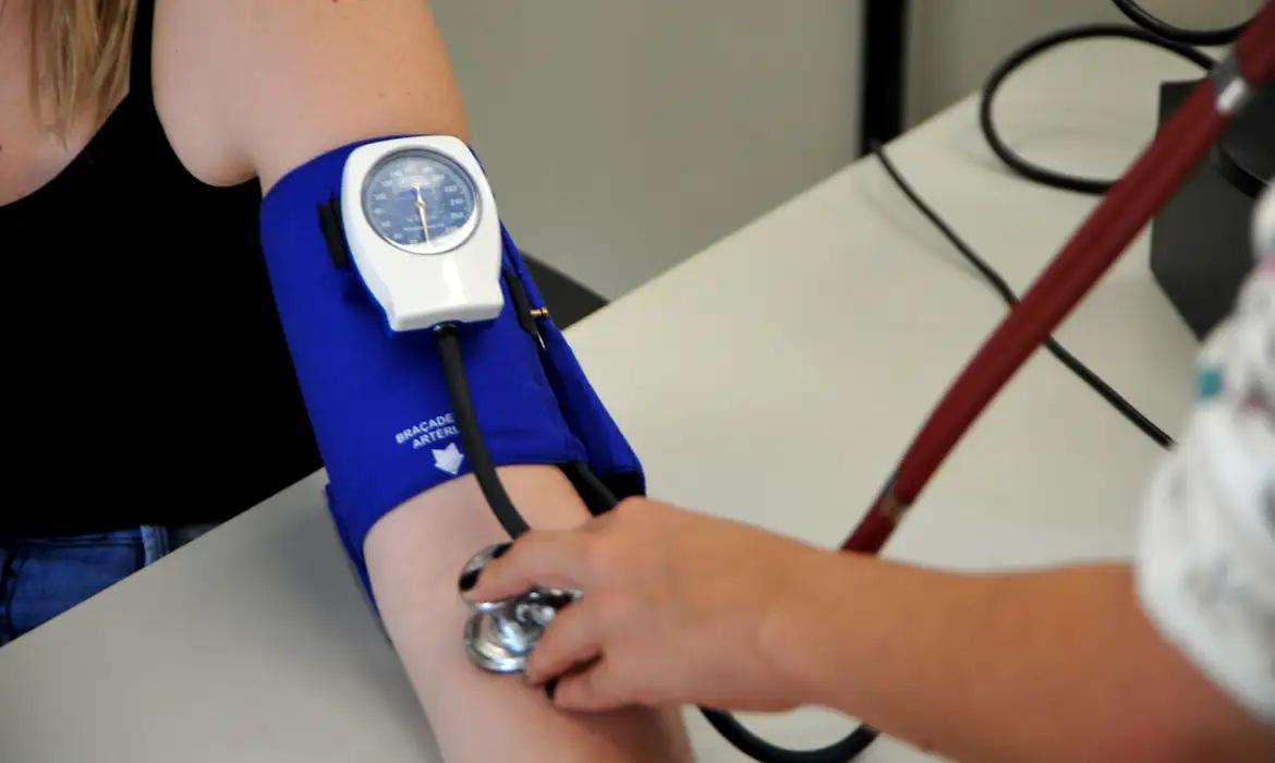 PRESSÃO 12 POR 8 PASSA A SER CONSIDERADA PRÉ-HIPERTENSÃO.