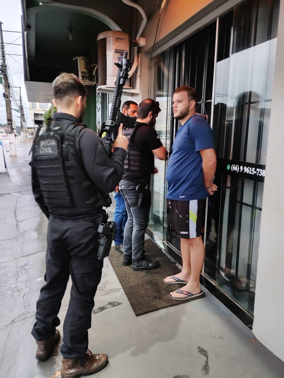 BARBEIRO É PRESO EM FLAGRANTE EM JUÍNA COM MATERIAL LIGADO A FACÇÃO CRIMINOSA