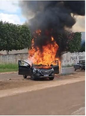 Carro de empresário pega fogo em frente à Secretaria de Educação em Juína