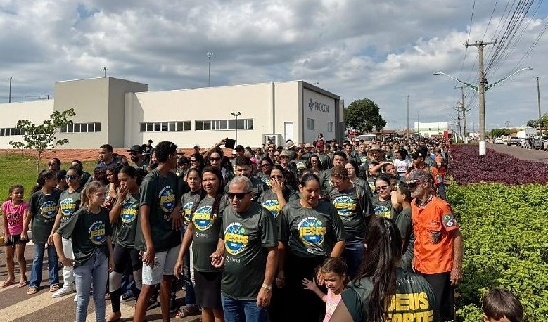FÉ E UNIÃO MARCHA PARA JESUS REÚNE MULTIDÃO EM JUÍNA DURANTE O I AVIVA JUÍNA
