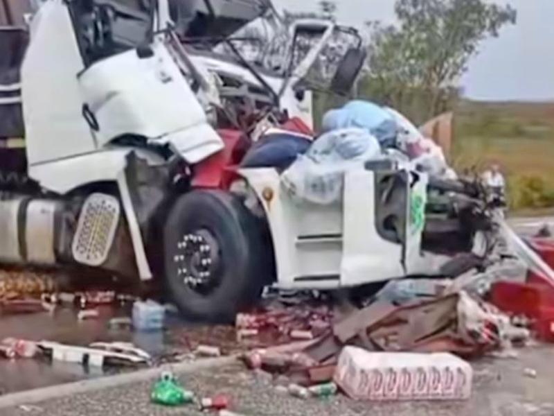 Gravíssimo acidente entre carreta e caminhão deixa 3 feridos na BR-163