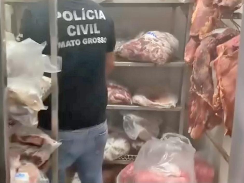 Polícia interdita açougue que guardava carne no chão e entre esgoto em Cuiabá