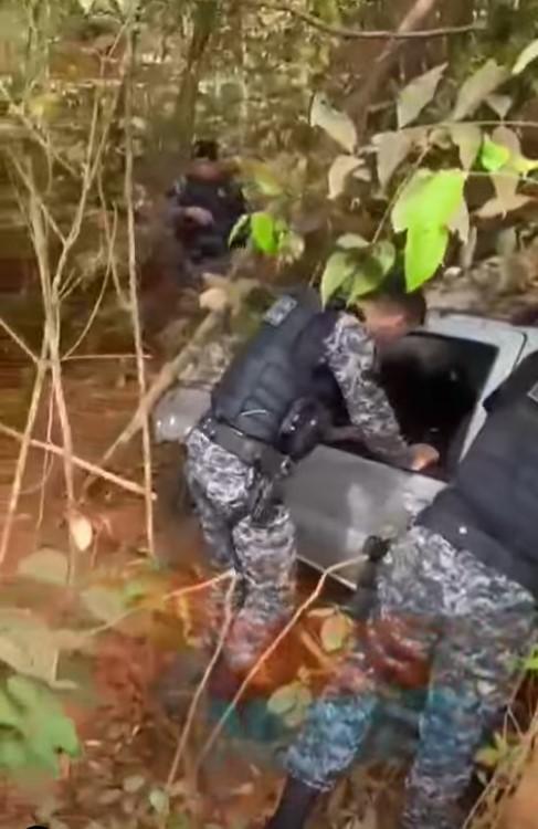 VEÍCULO FURTADO EM RONDÔNIA, É ENCONTRADO ABANDONADO NAS MARGENS DA BR-174, NO MUNICÍPIO DE JUINA-MT.