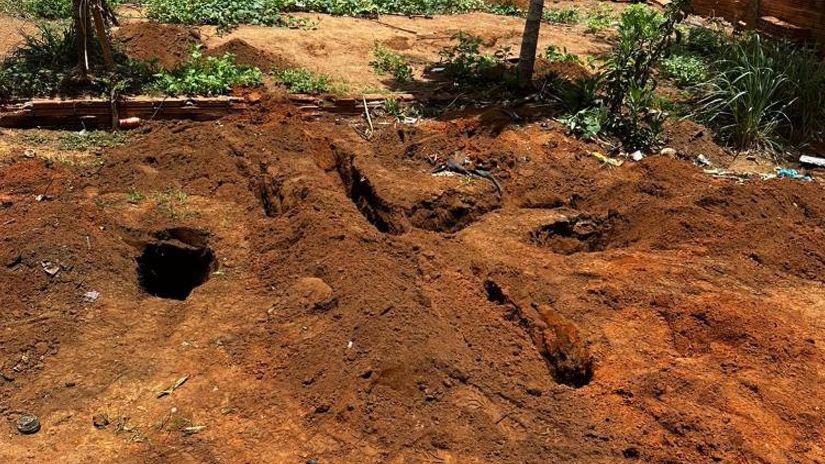 Polícia Militar localiza cadáver enterrado em quintal de residência e prende três pessoas