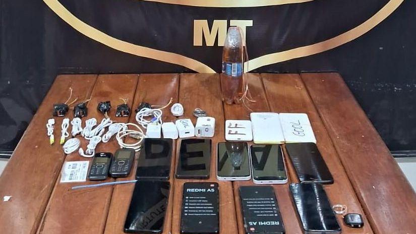 Polícia Penal intercepta pacotes e impede entrada na Mata Grande de 14 celulares levados por drones