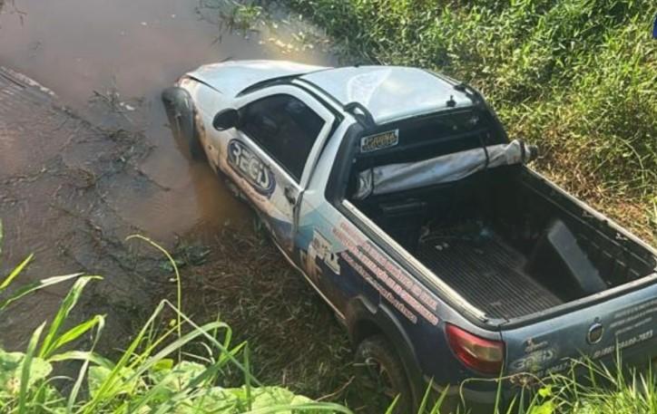 MOTORISTA PERDE O CONTROLE E CARRO CAI EM BREJO