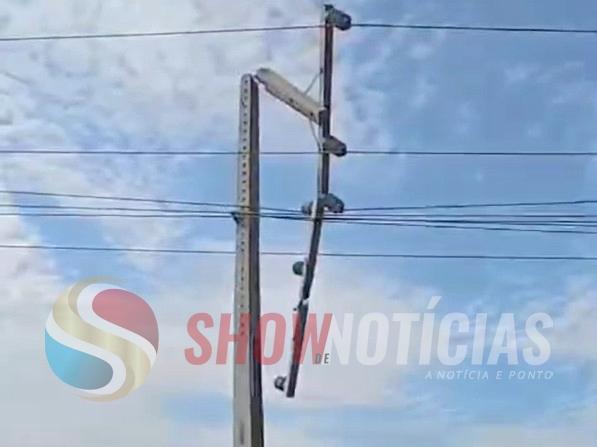 Veículo quebra poste de alta tensão na MT-338, saída para Novo Horizonte do Norte, ants do JBS em Juara