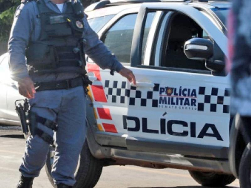 Após causar tumulto, bêbado é preso e defeca em viatura da PM em Alta Floresta