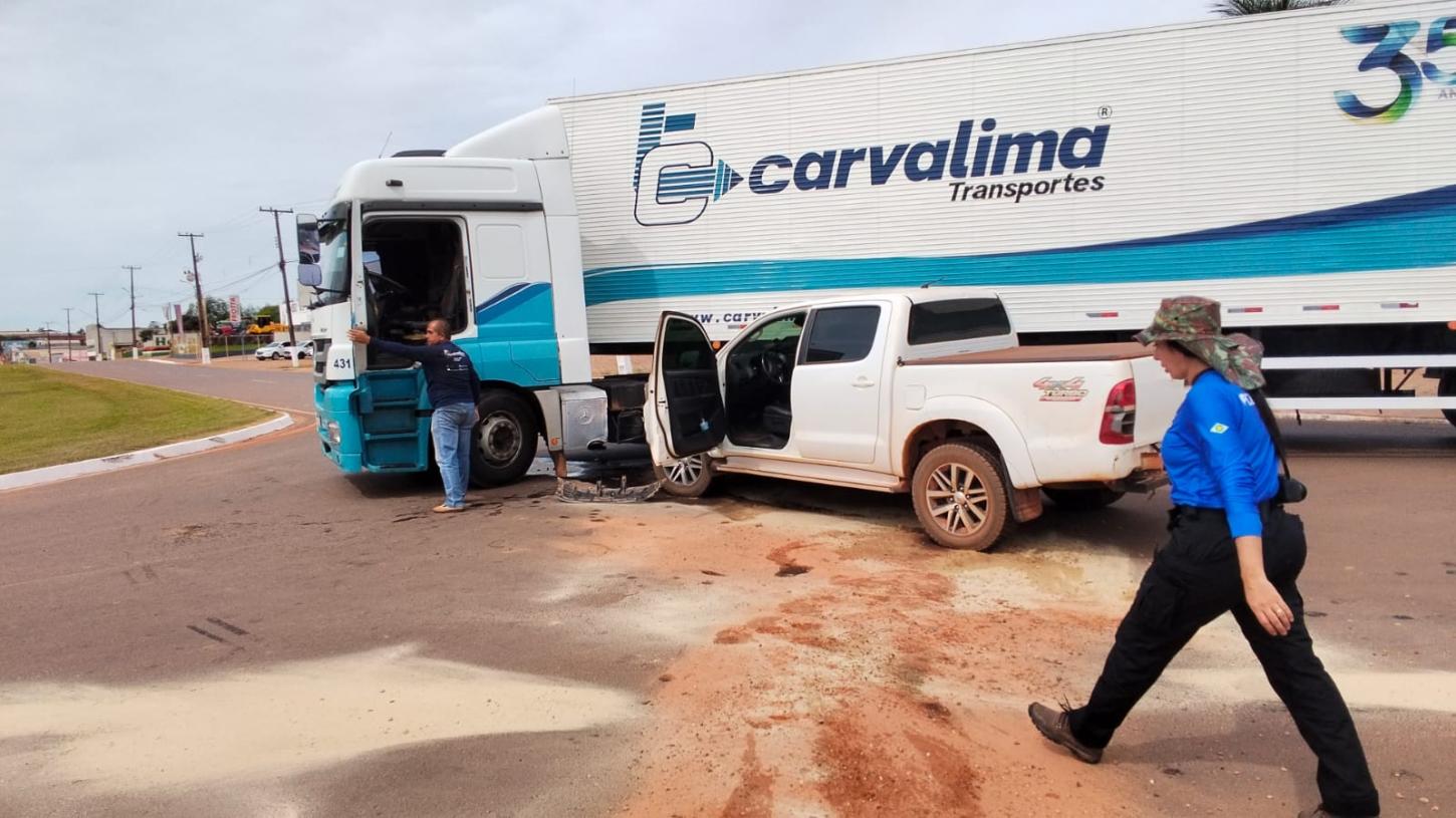ACIDENTE ENTRE CAMINHÃO E HILUX É REGISTRADO NA AVENIDA JK EM JUÍNA
