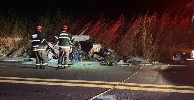 Casal morre e três crianças ficam feridas em acidente entre carro e micro-ônibus em MT