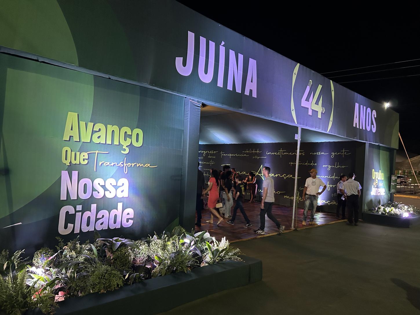 Juína celebra 44 anos com grande festa, shows nacionais e tradicional corte do bolo