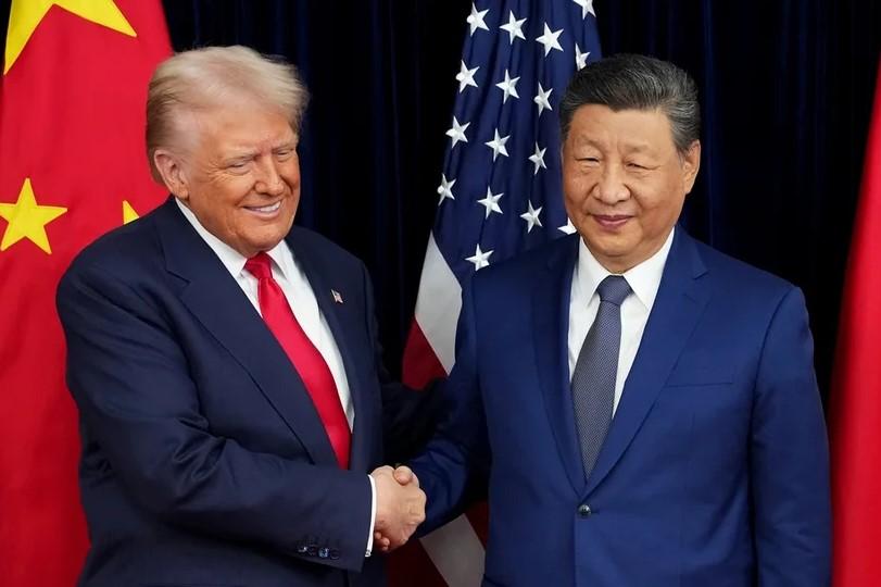 TRUMP CHEGA À CHINA SOB PRESSÃO DE CRISES INTERNAS E TENSÕES INTERNACIONAIS