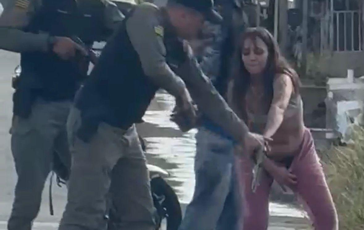 ABORDAGEM: Mulher surpreende PM ao retirar pistola escondida nas partes íntimas