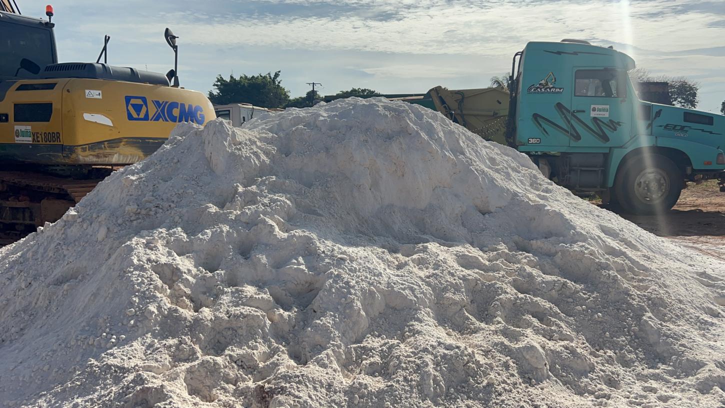 Prefeitura de Juína inicia distribuição de calcário para pequenos produtores rurais