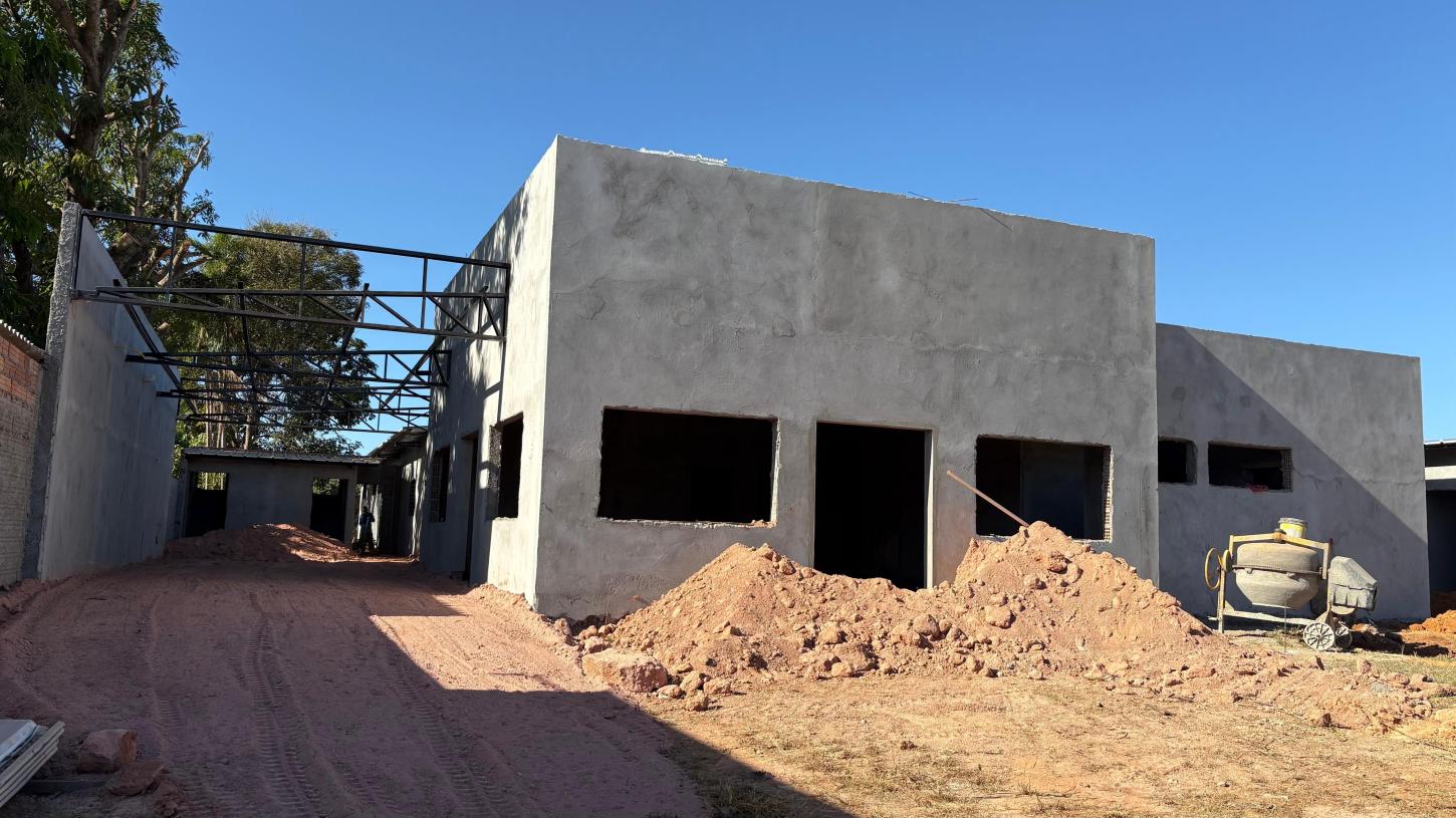 Construção do Centro de Hemodiálise de Juína alcança 40% de execução
