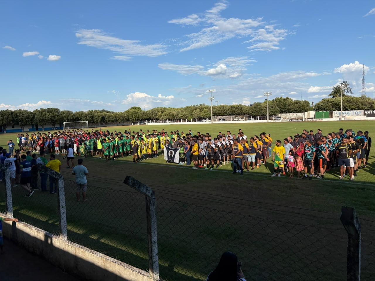 Taça Juína de Futebol de Campo começa com participação das equipes e apoio da torcida