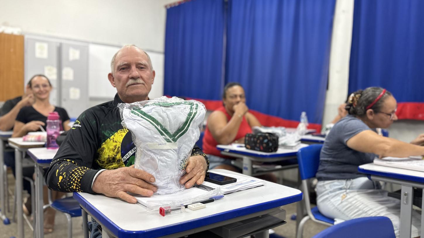 Juína avança na educação com entrega de uniformes aos alunos da EJA