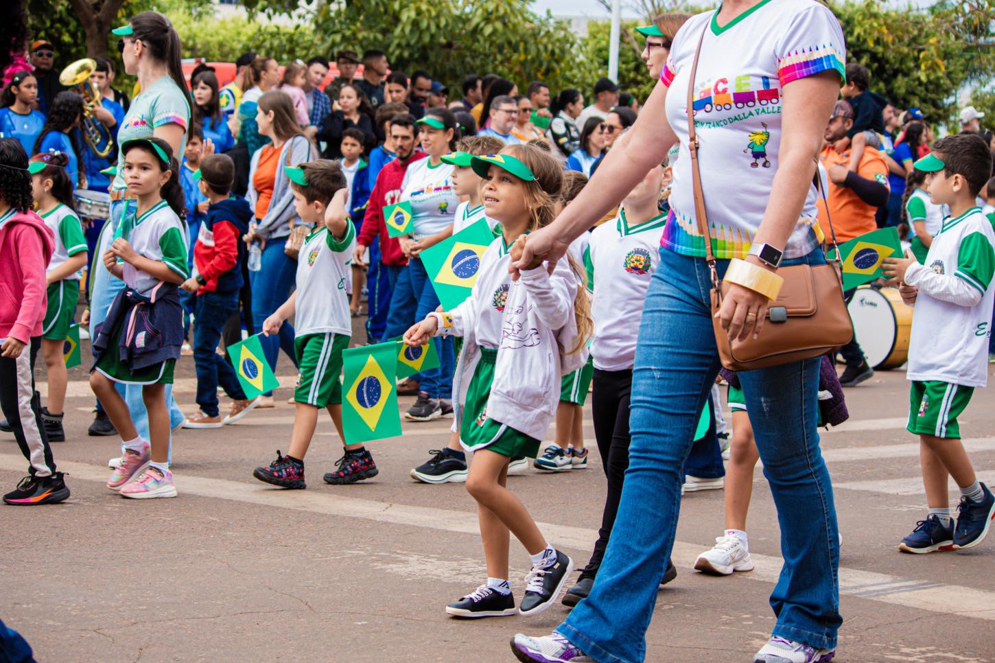 Desfile de 7 de setembro reúne escolas, instituições e comunidade em Juína