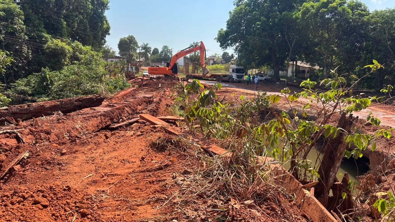 Prefeitura inicia retirada de ponte antiga para construção de nova estrutura de concreto sobre o Rio Perdido