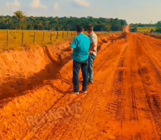 🚜 PREFEITURA DE JUÍNA AVANÇA NA RECUPERAÇÃO DE ESTRADAS RURAIS.